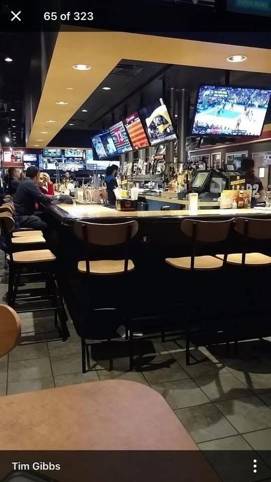 Sports bar counter with multiple screens